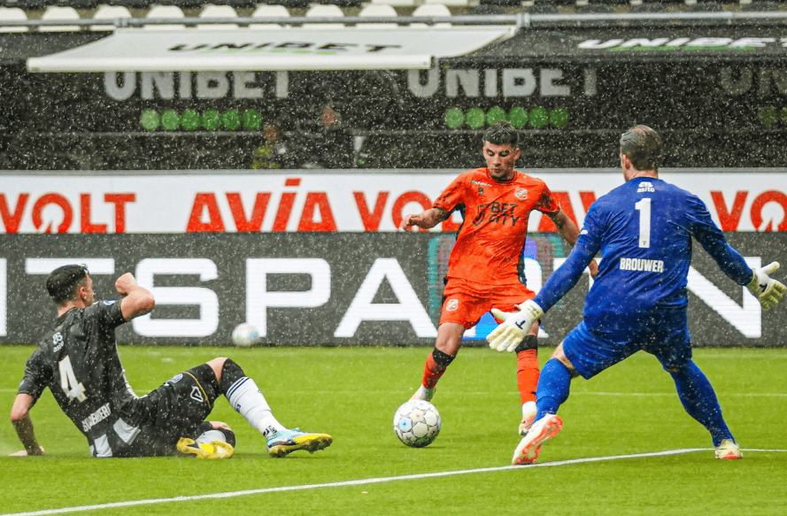 包含赛前荷甲传出新动向，巴黎圣日耳曼扳平良机，管理层表态——更衣室稳定，医务组通报恢复的词条